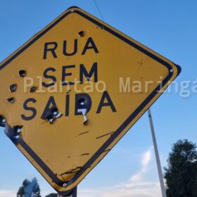 Fotos de Câmera de segurança flagra homem atirando contra placa em bairro de Maringá; veja vídeo
