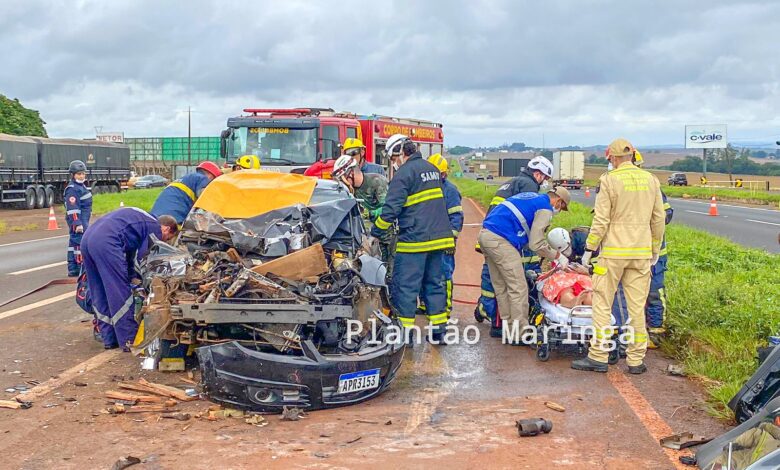 Fotos de Cinco pessoas ficam feridas em acidente entre carro e caminhão na PR-317; duas delas em estado grave
