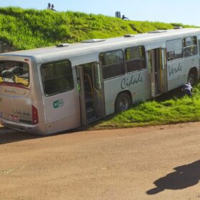 Colisão entre ônibus e motoneta deixa mais 24 pessoas feridas entre Maringá e Paiçandu Foto 11 Fotos de Colisão entre ônibus e motoneta deixa mais 24 pessoas feridas entre Maringá e Paiçandu