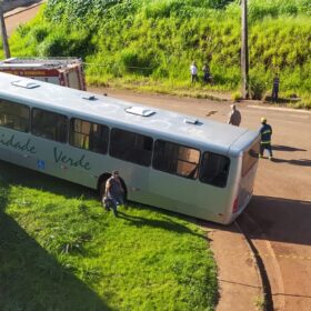 Colisão entre ônibus e motoneta deixa mais 24 pessoas feridas entre Maringá e Paiçandu Foto 13 Fotos de Colisão entre ônibus e motoneta deixa mais 24 pessoas feridas entre Maringá e Paiçandu