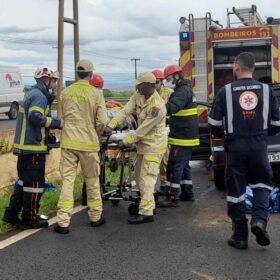 Fotos de Durante atendimento a um acidente,  motorista não percebe equipes de resgate e bate em caminhão do Corpo de Bombeiros em Maringá 