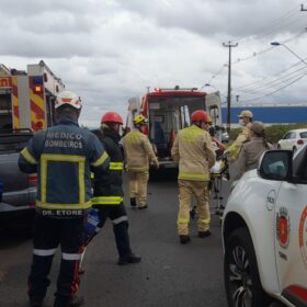 Fotos de Durante atendimento a um acidente,  motorista não percebe equipes de resgate e bate em caminhão do Corpo de Bombeiros em Maringá 