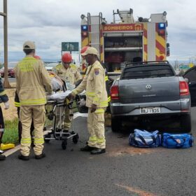 Fotos de Durante atendimento a um acidente,  motorista não percebe equipes de resgate e bate em caminhão do Corpo de Bombeiros em Maringá 