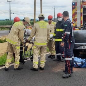 Fotos de Durante atendimento a um acidente,  motorista não percebe equipes de resgate e bate em caminhão do Corpo de Bombeiros em Maringá 