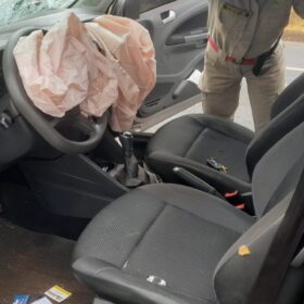 Fotos de Durante atendimento a um acidente,  motorista não percebe equipes de resgate e bate em caminhão do Corpo de Bombeiros em Maringá 