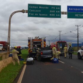 Fotos de Durante atendimento a um acidente,  motorista não percebe equipes de resgate e bate em caminhão do Corpo de Bombeiros em Maringá 