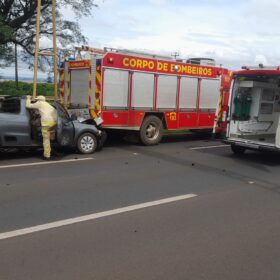 Fotos de Durante atendimento a um acidente,  motorista não percebe equipes de resgate e bate em caminhão do Corpo de Bombeiros em Maringá 