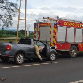 Fotos de Durante atendimento a um acidente,  motorista não percebe equipes de resgate e bate em caminhão do Corpo de Bombeiros em Maringá 