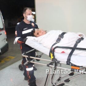 Fotos de Homem é esfaqueado por vigilante noturno e populares queimam moto do suspeito em Maringá