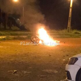 Fotos de Homem é esfaqueado por vigilante noturno e populares queimam moto do suspeito em Maringá