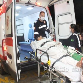 Fotos de Homem é esfaqueado por vigilante noturno e populares queimam moto do suspeito em Maringá