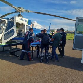Fotos de Homem é socorrido de helicóptero após ser atingido por 10 golpes de faca