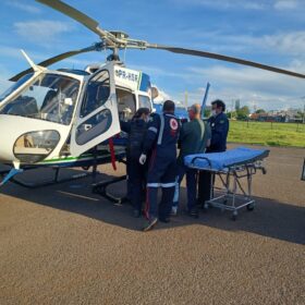 Fotos de Homem é socorrido de helicóptero após ser atingido por 10 golpes de faca