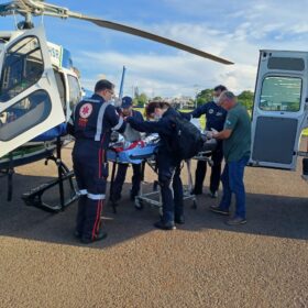 Fotos de Homem é socorrido de helicóptero após ser atingido por 10 golpes de faca