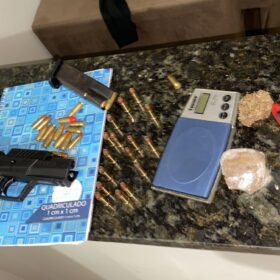 Fotos de Homem suspeito de tráfico é preso com duas pistolas e drogas em Sarandi