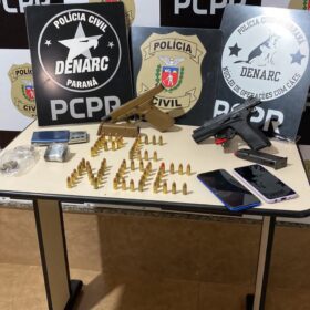 Fotos de Homem suspeito de tráfico é preso com duas pistolas e drogas em Sarandi