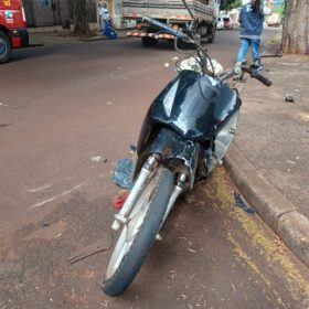 Fotos de Mãe e filha em moto ficam feridas após colisão com caminhão em Maringá