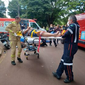 Fotos de Mãe e filha em moto ficam feridas após colisão com caminhão em Maringá