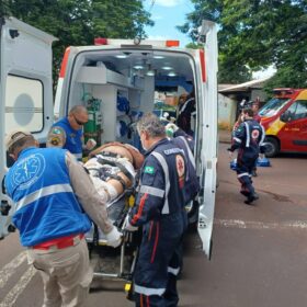 Fotos de Mãe e filha em moto ficam feridas após colisão com caminhão em Maringá