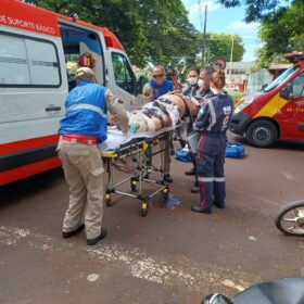 Fotos de Mãe e filha em moto ficam feridas após colisão com caminhão em Maringá