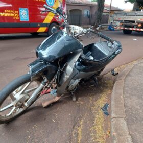 Fotos de Mãe e filha em moto ficam feridas após colisão com caminhão em Maringá