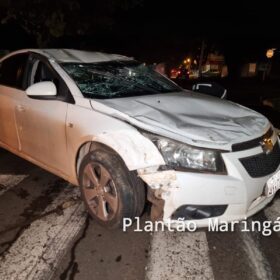 Fotos de Mulher capota carro após bater em veículo estacionado em Maringá