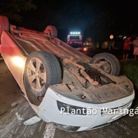 Fotos de Mulher capota carro após bater em veículo estacionado em Maringá