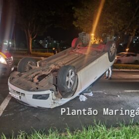 Fotos de Mulher capota carro após bater em veículo estacionado em Maringá