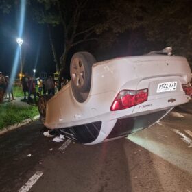 Fotos de Mulher capota carro após bater em veículo estacionado em Maringá