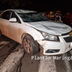 Fotos de Mulher capota carro após bater em veículo estacionado em Maringá