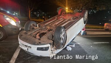 Fotos de Mulher capota carro após bater em veículo estacionado em Maringá