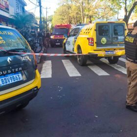 Fotos de Roubo em supermercado termina com Policial Militar esfaqueado e ladrão baleado em Maringá 