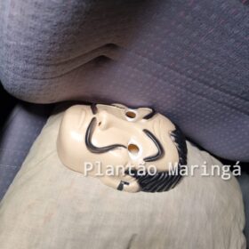 Fotos de Bandidos usam máscaras de La casa de papel para roubar veículo em Maringá