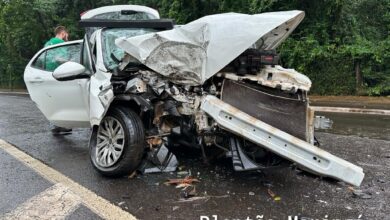 Fotos de Carro fica com a frente destruída após motorista bater em árvore em Maringá
