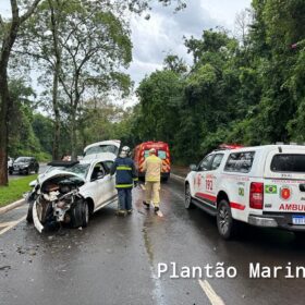 Fotos de Carro fica com a frente destruída após motorista bater em árvore em Maringá