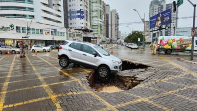 Fotos de Cratera se abre em asfalto e carro fica pendurado, em Maringá 