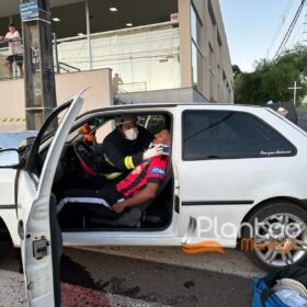 Fotos de Duas pessoas ficaram feridas após colisão traseira em Maringá 