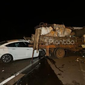 Fotos de Máquina de lavar roupas cai de caminhão e provoca acidente impressionante em Maringá 