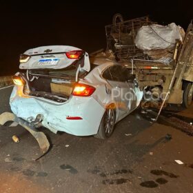 Máquina de lavar roupas cai de caminhão e provoca acidente impressionante em Maringá  Foto 1 Fotos de Máquina de lavar roupas cai de caminhão e provoca acidente impressionante em Maringá