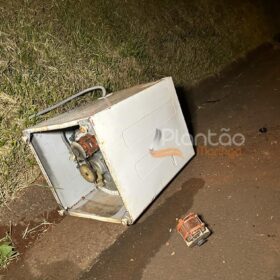 Fotos de Máquina de lavar roupas cai de caminhão e provoca acidente impressionante em Maringá 