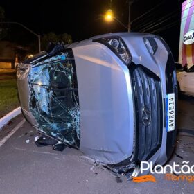 Fotos de Moça capota carro após atingir três veículos estacionados em Maringá