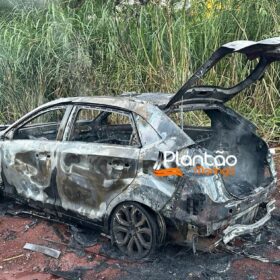 Fotos de Mulher é sequestrada e ladrões colocam fogo no carro da vítima em Maringá