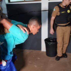 Fotos de Rotam prende trio com carro roubado, droga, e simulacro de pistola em Maringá 