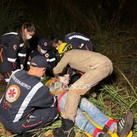 Fotos de Ao perder o controle da motocicleta, homem cai em ribanceira em Maringá