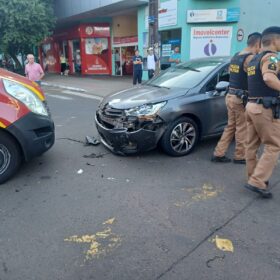 Fotos de Câmera registra acidente que deixou casal de motociclista ferido em Maringá