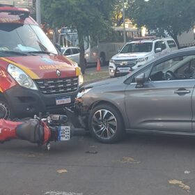 Fotos de Câmera registra acidente que deixou casal de motociclista ferido em Maringá