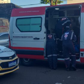 Fotos de Câmera registra acidente que deixou casal de motociclista ferido em Maringá