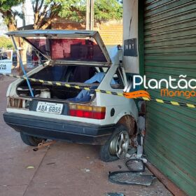 Carro bate contra parede de comércio e deixa uma pessoa morta em Sarandi Foto 3 Fotos de Carro bate contra parede de comércio e deixa uma pessoa morta em Sarandi