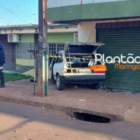 Carro bate contra parede de comércio e deixa uma pessoa morta em Sarandi Foto 4 Fotos de Carro bate contra parede de comércio e deixa uma pessoa morta em Sarandi