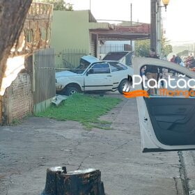 Carro bate contra parede de comércio e deixa uma pessoa morta em Sarandi Foto 6 Fotos de Carro bate contra parede de comércio e deixa uma pessoa morta em Sarandi